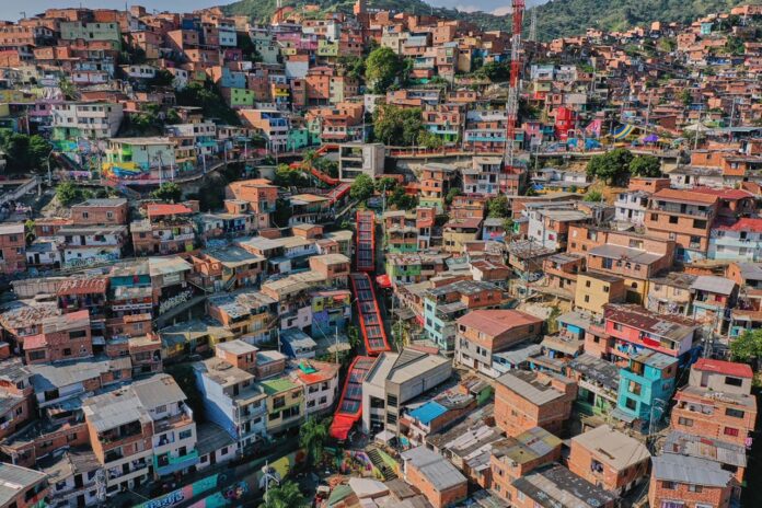 Las escaleras de la Comuna 13 ya funcionan con energía solar