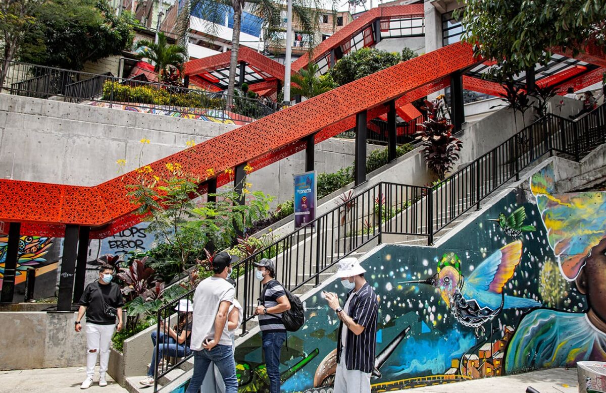 Muchos viajeros de hoy quieren involucrarse más directamente con las comunidades que visitan y conocer a fondo la cultura. El Grafitour de la Comuna 13 es uno de los recorridos más apetecidos por los turistas en Medellín.