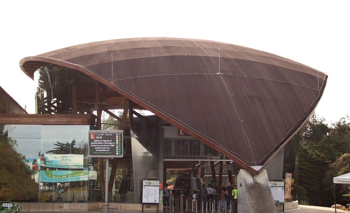 Para acceder vía Metrocable al Parque Arví, las personas deben desplazarse desde cualquier estación del Metro hasta la estación Acevedo, en el norte de la Medellín, allí realizar transferencia a la Línea K del Cable hasta la estación Santo Domingo, donde deberán hacer transbordo a la Línea L del Cable Arví. El trayecto tiene una duración de 20 a 30 minutos, aproximadamente.