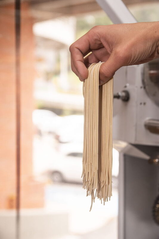 Todas las mañanas, lo primero que se hace son los fideos. “Es una producción limitada por lo que puede pasar que al final del día nos toque cerrar más temprano, porque ya no tenemos pasta o caldo”. Si eso llegara a pasarle, tenga paciencia.