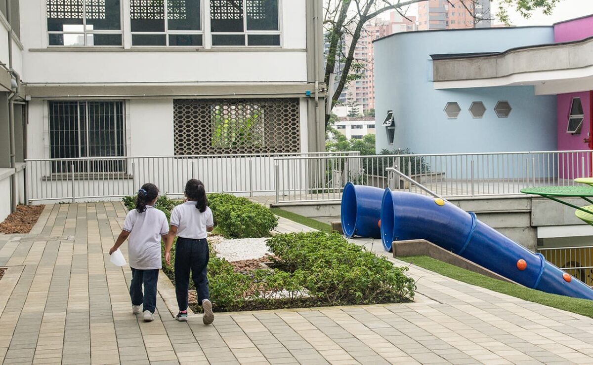Termina uso obligatorio de tapabocas en colegios y universidades, desde mayo 15