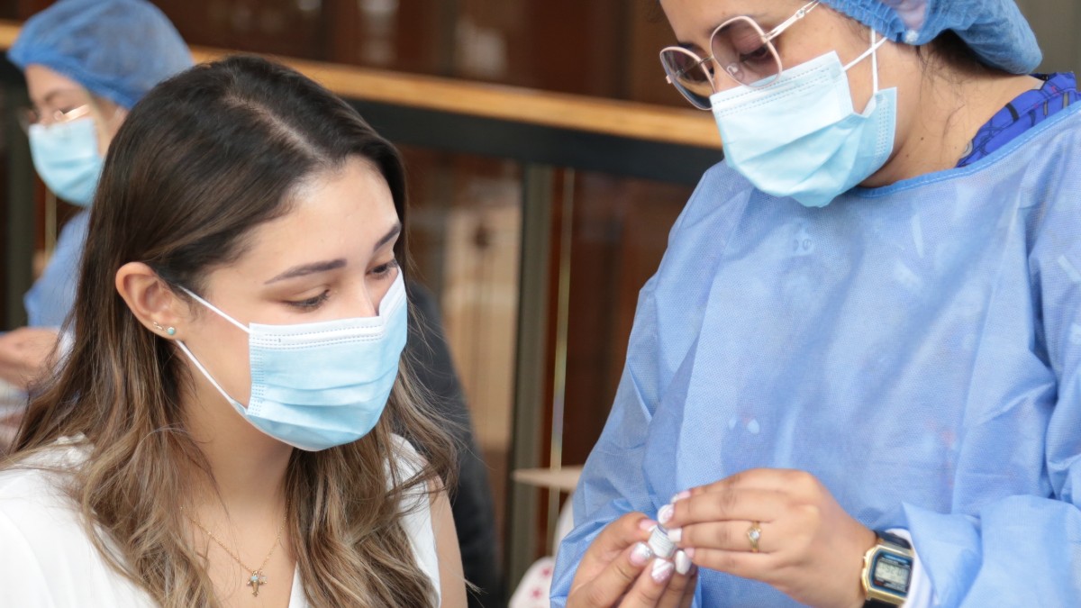 Medellín implementa puntos extramurales de vacunación en esta Semana Santa