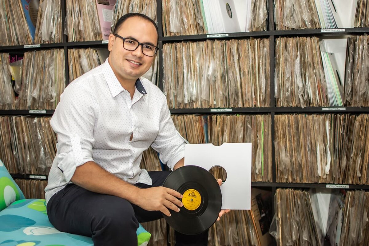 Fabio Nelson Ortiz Moncada colecciona música conocida en Colombia como popular, campesina, guasca o de carrilera, amén de la parrandera paisa.