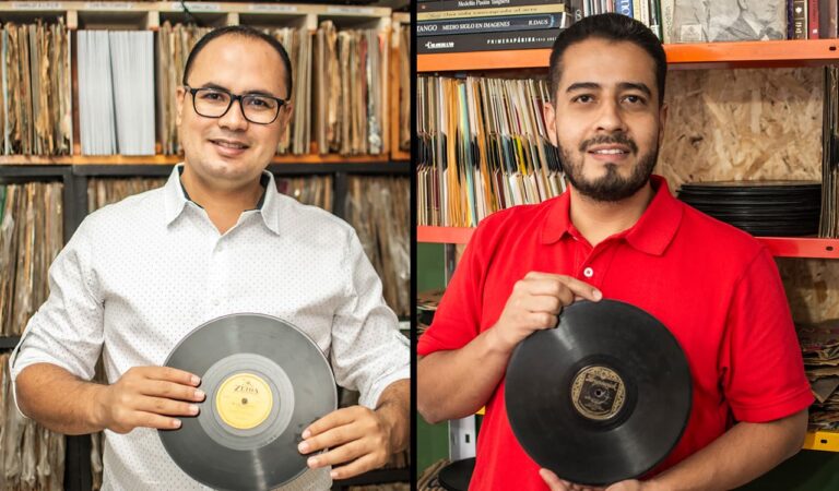 Jóvenes guaqueros de músicas antiguas
