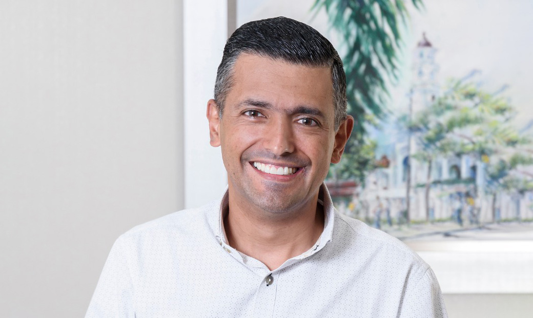Braulio Espinosa, alcalde de Envigado, denunció mensajes amenazantes en su celular personal