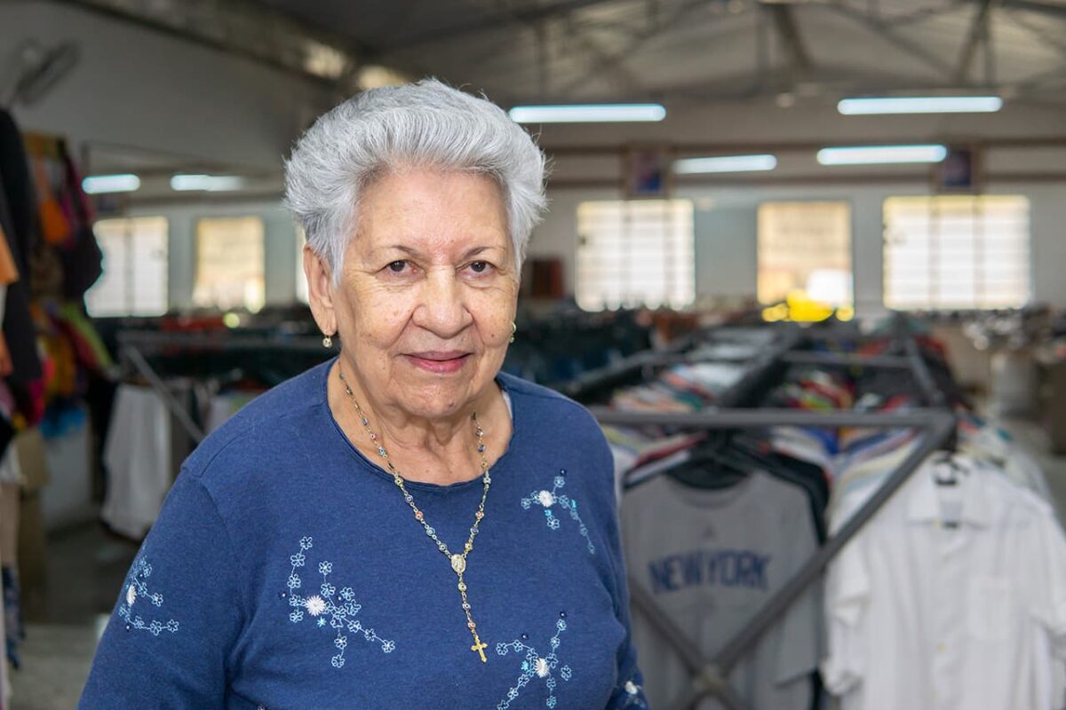 La señora María Carolina Bedoya es la presidenta de la Sociedad. “En Envigado la organización tapa la pobreza”, sostiene.