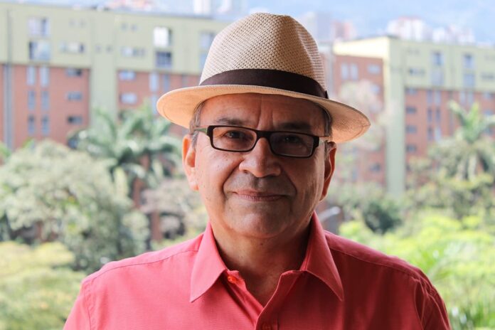 El profesor Jorge Giraldo habla en cátedra Luis Ospina Vásquez