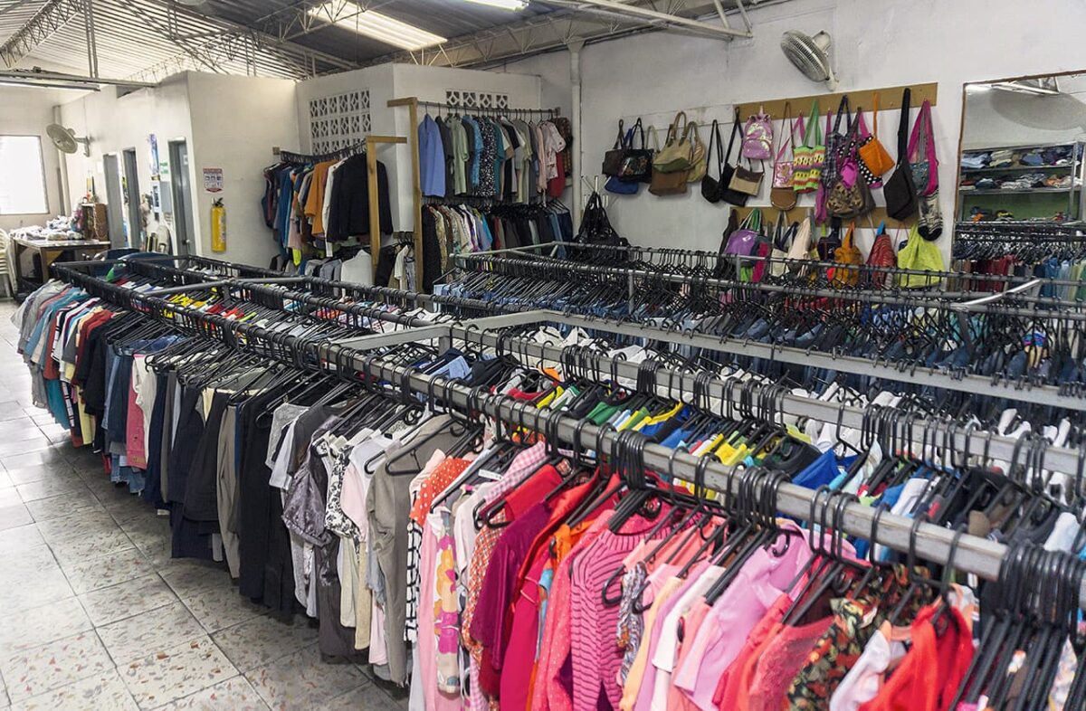 El ropero ofrece ropa nueva y usada, pero en buen estado. El alza en el vestuario ha incrementado el número de compradores. Está situado en la calle 39 sur No. 31-22 de Envigado.