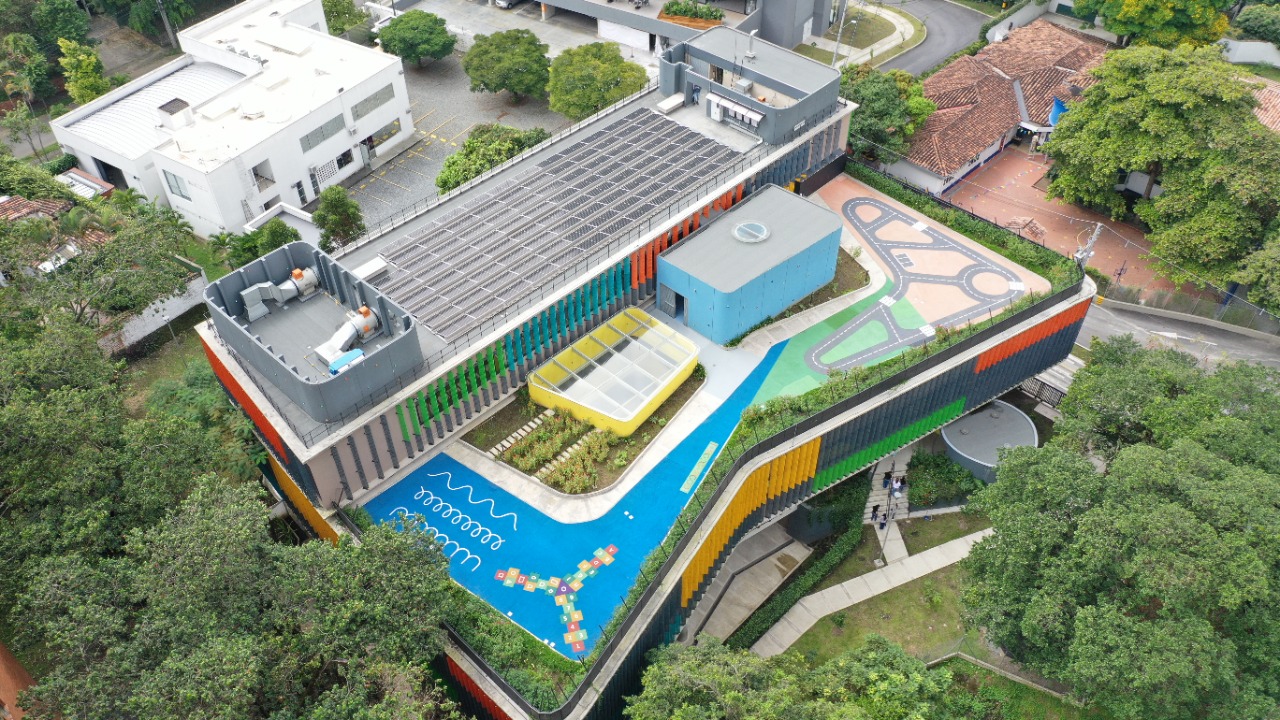 Estudiantes reciben clases con energía solar en el Colegio San José de Las Vegas, de Medellín