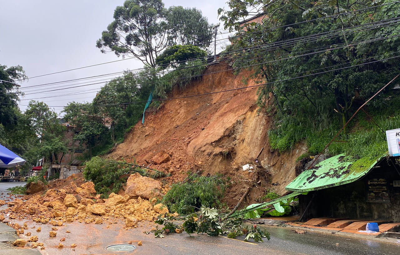 Deslizamiento en Manrique viviendas evacuadas y cierres viales
