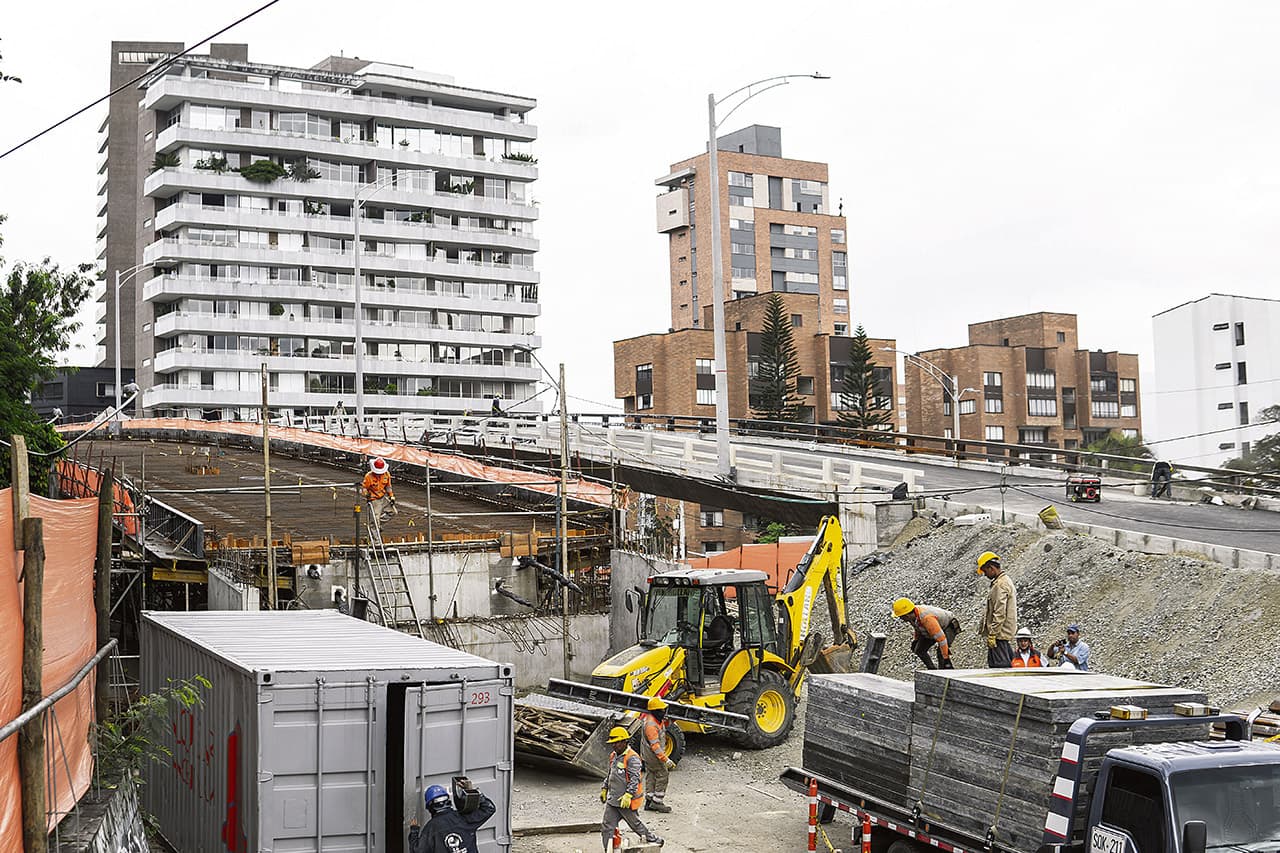 El municipio de Medellín ha destinado más de $100 mil millones de sus recursos para estas obras; más de los $70 mil millones iniciales para cubrir la valorización de los estratos 1, 2 y 3.