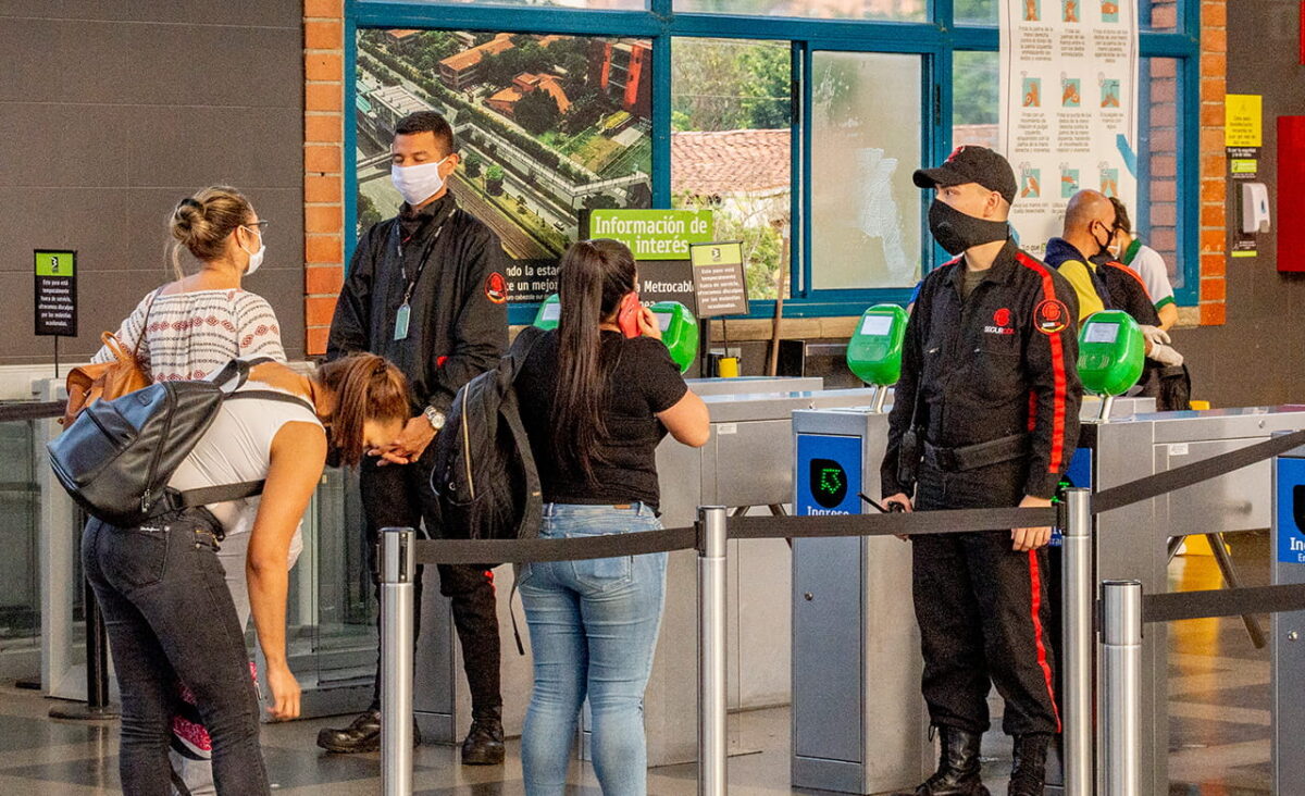 ¿Por qué la OMS recomendó a los colombianos usar tapabocas en espacios cerrados?