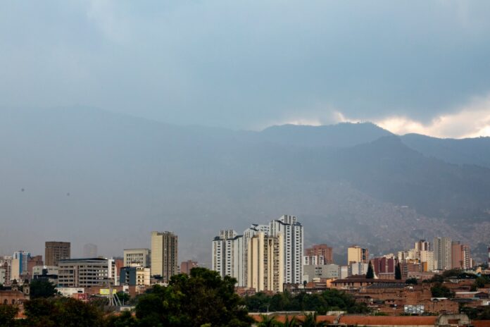 Por qué no para de llover en Medellín
