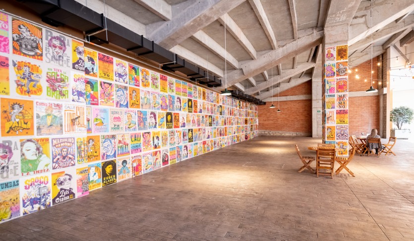 Un mural con 350 carteles, en El Tesoro