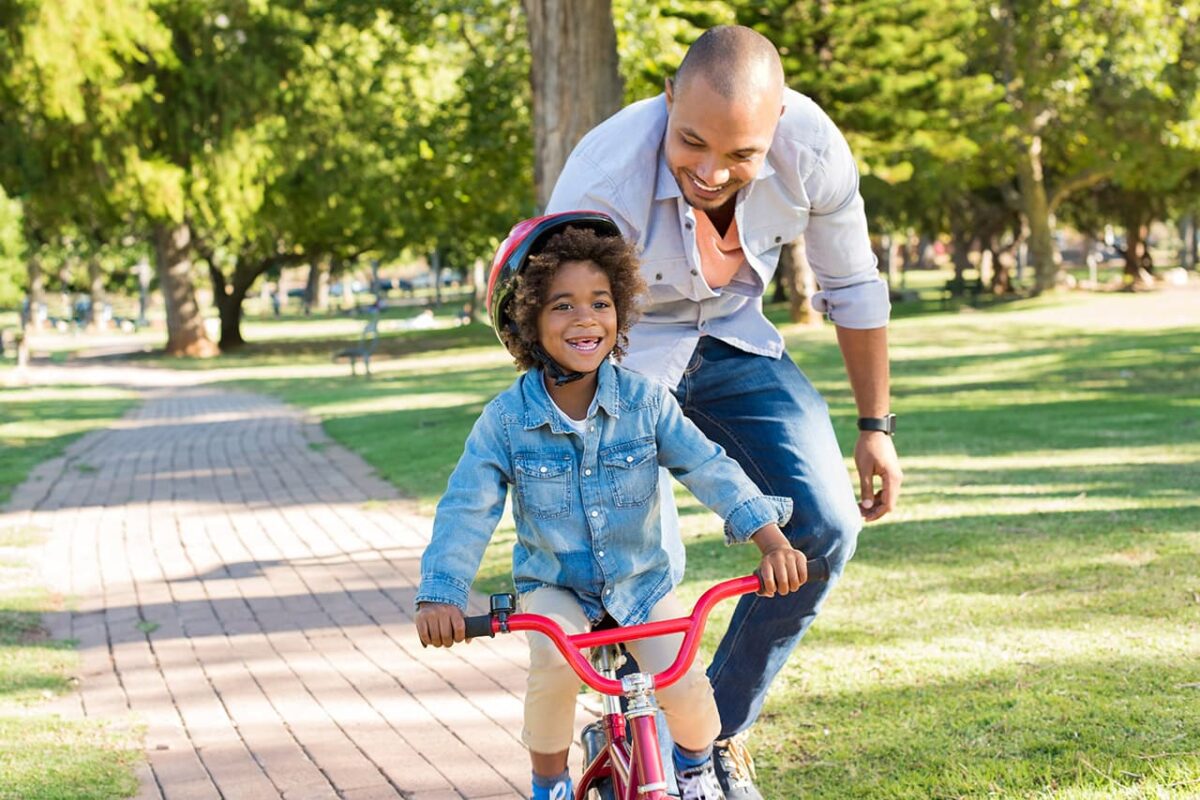 Algunos pueden llegar a ser bikers profesionales y otros a usarla por recreación en algunos momentos de sus vidas. La bicicleta es un elemento que está a la mano de todos, y para usarla, se debe aprender a montarla, ojalá a temprana edad. Acá, unos consejos para que los padres disfruten enseñándoles a montar Bici a sus hijos.