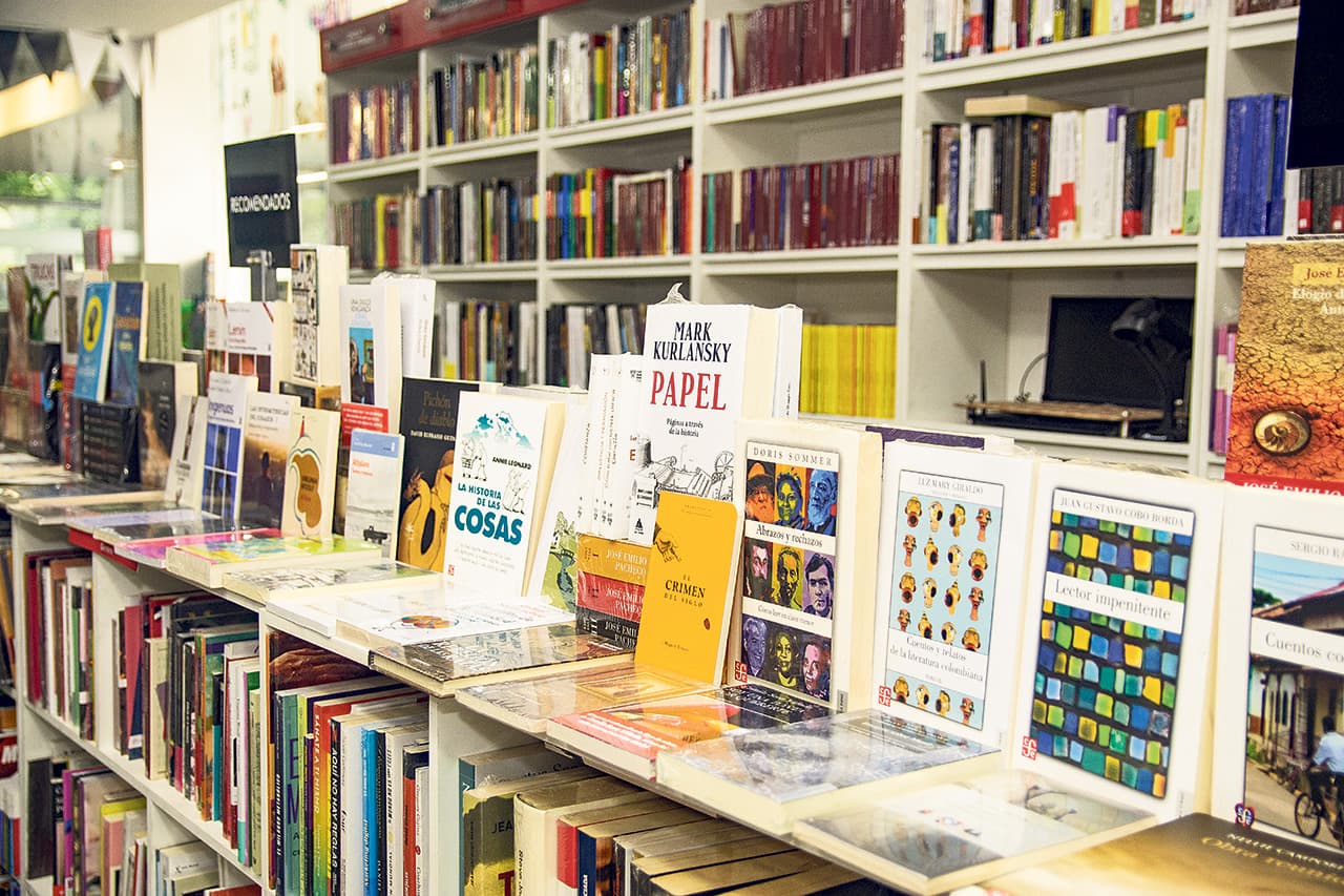 Alrededor de diez mil títulos distintos se exponen en sus anaqueles. Economía, filosofía, arte, ciencia, poesía, literatura, entre otros, hacen parte del catálogo. La mayoría son del Fondo de Cultura Económica; otros pertenecen a diferentes casas editoriales.