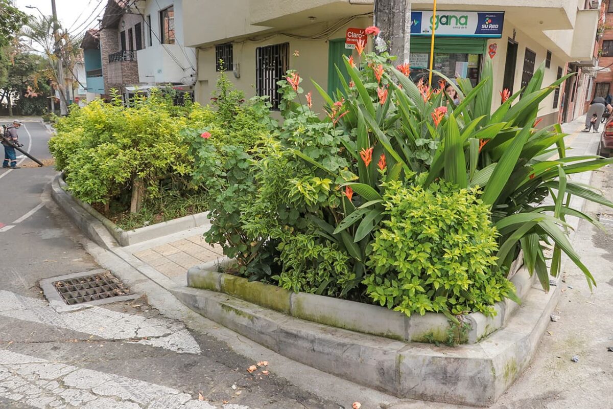 Andenes más seguros en el barrio Uribe Ángel, de Envigado
