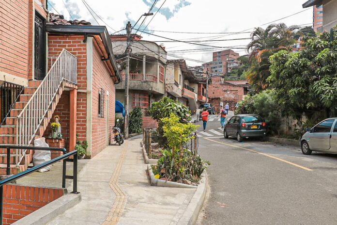 Andenes más seguros en el barrio Uribe Ángel, de Envigado