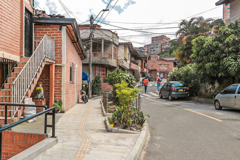 Andenes más seguros para los peatones estrenan los habitantes del barrio Uribe Ángel, de Envigado