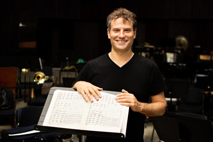 David Greilsammer es el nuevo director titular de la Orquesta Filarmónica de Medellín. Llegó a esta posición después de un proceso de evaluación de casi dos años, y en el que participaron personas variadas.
