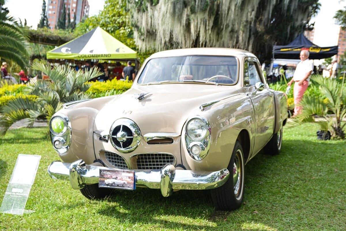 Desfile de Autos Clásicos y Antiguos