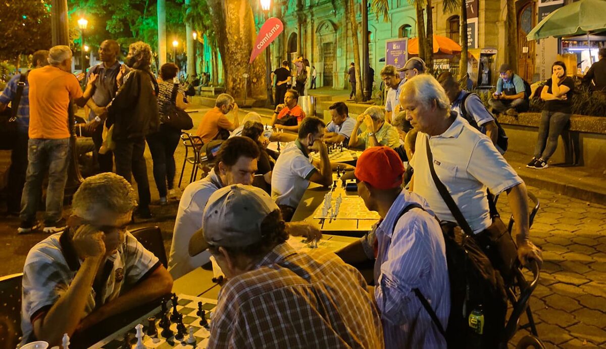 Disfrutar de la cultura con “Día tras noche”, en la Plazuela San Ignacio, centro de Medellín