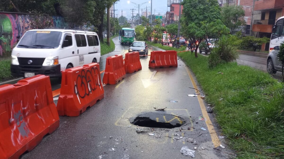 Fuga en una tubería de acueducto en Ditaires Itagüí