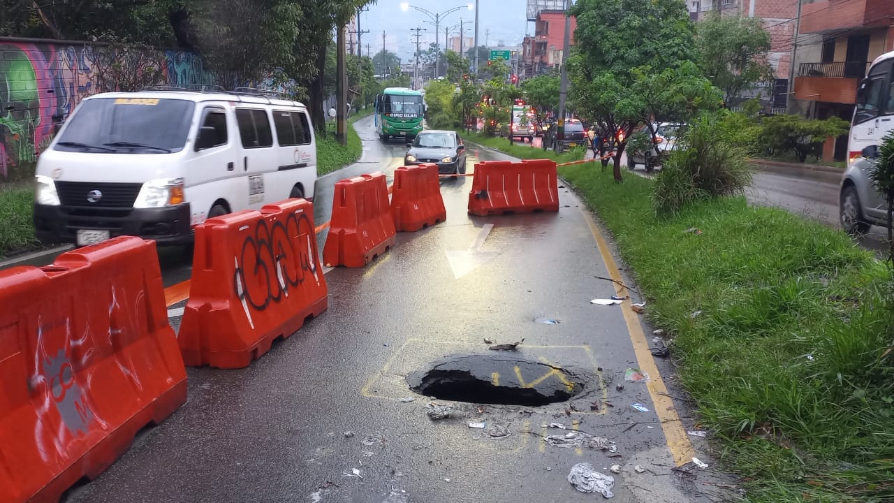 Fuga en una tubería de acueducto en Ditaires Itagüí