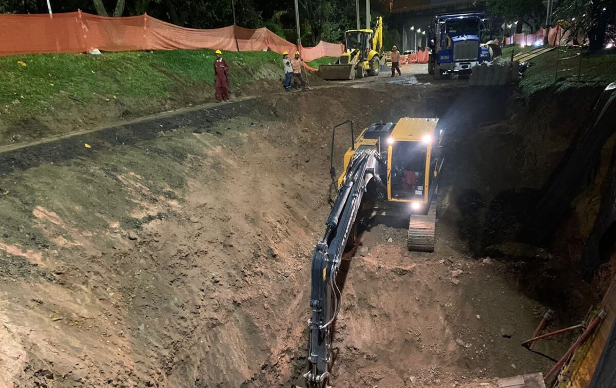 Trabajos de reparación del Hueco en la avenida Regional en Medellín