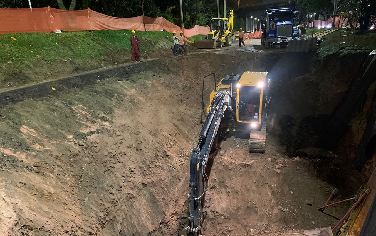 Trabajos de reparación del Hueco en la avenida Regional en Medellín