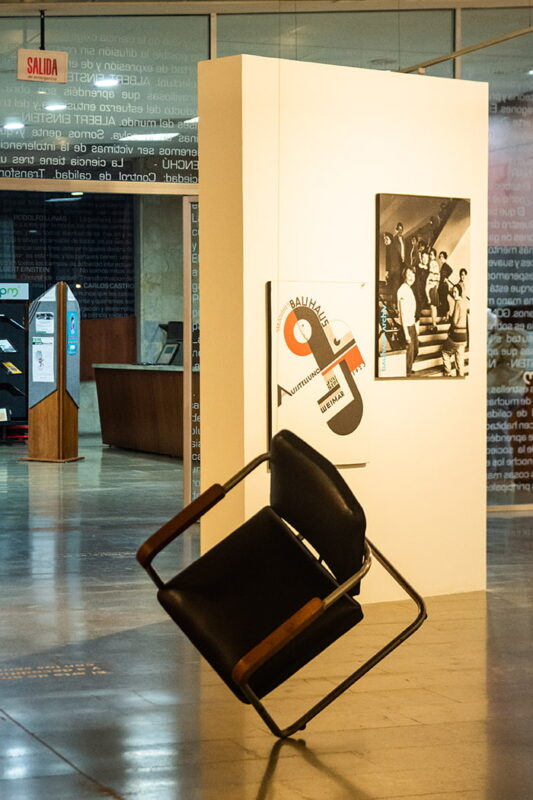 La Facultad de Arquitectura de la Universidad Pontificia Bolivariana celebra 80 años con una exposición que invita a una reflexión sobre el urbanismo, el arte y el diseño.