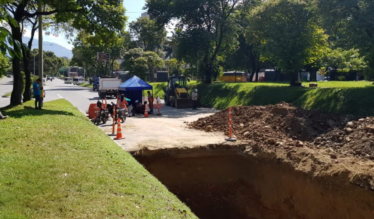 Reparación del hueco que apareció en la avenida Regional Norte