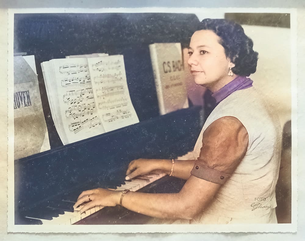 Registro fotográfico del comienzo de los años 50, con doña Bertha Santamaría como estudiante de piano.