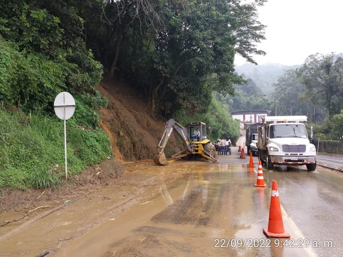 Derrumbe bloquea calzada de ascenso en autopista Medellín-Bogotá