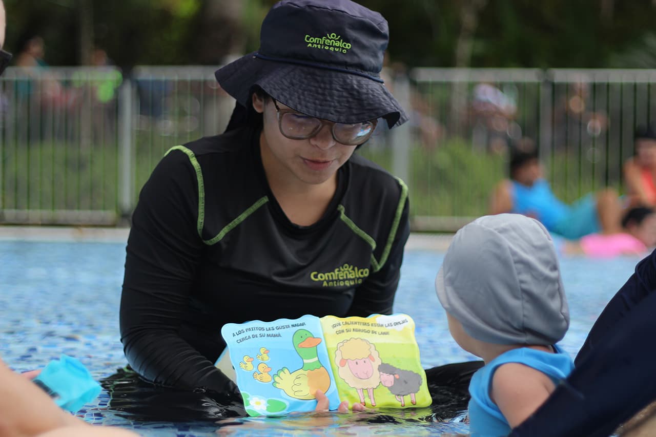 Disfrutar los libros de cuentos al sol y agua