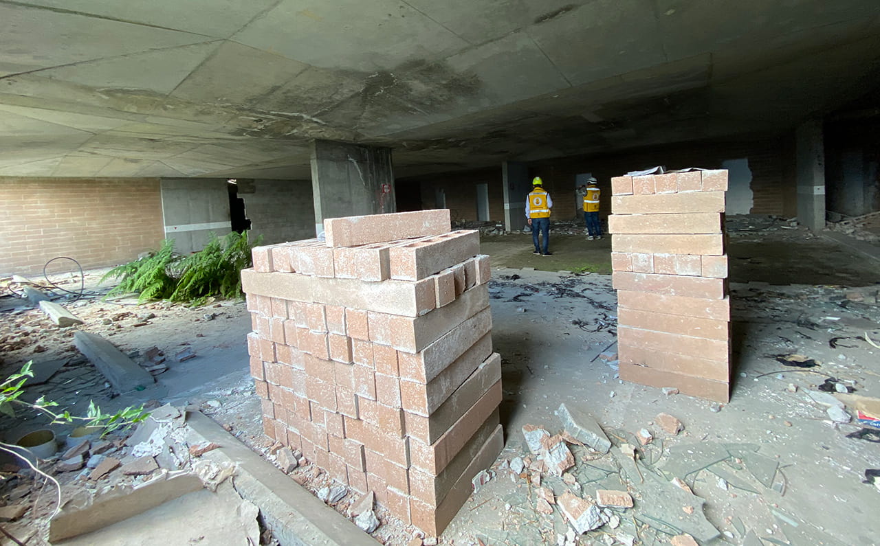 Evidencias visuales de sobrecarga estructural en el edificio Continental Towers