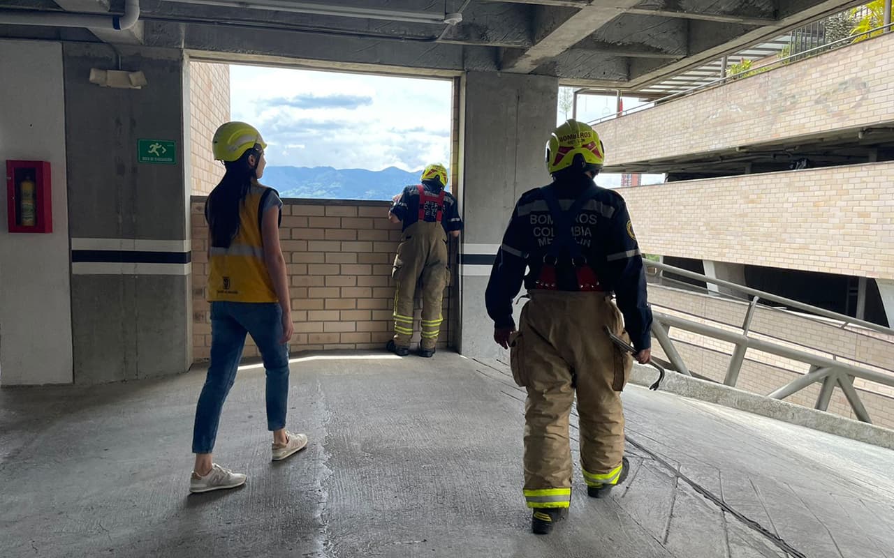 Evacuación de la Urbanización Interclub, contigua al edificio Continental Towers en El Poblado
