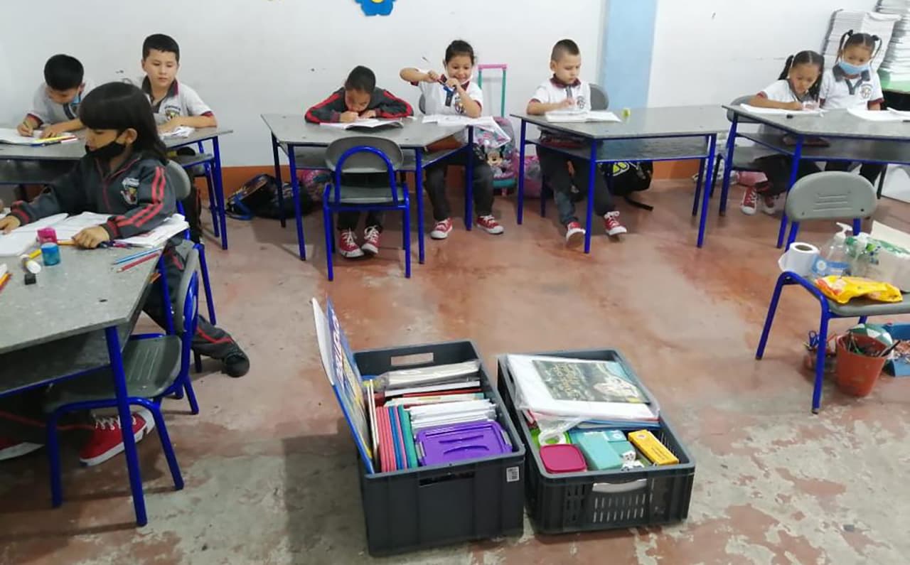 MiPupitre entrega mobiliario escolar hecho con cajas de tetra pak en Antioquia