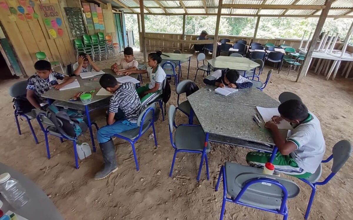 MiPupitre entrega mobiliario escolar hecho con cajas de tetra pak en Antioquia