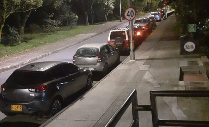 Parqueo y basuras en la carrera 35