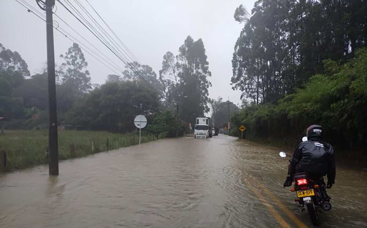 Cierres de vías en Medellín y Oriente de Antioquia, por incidentes tras las lluvias