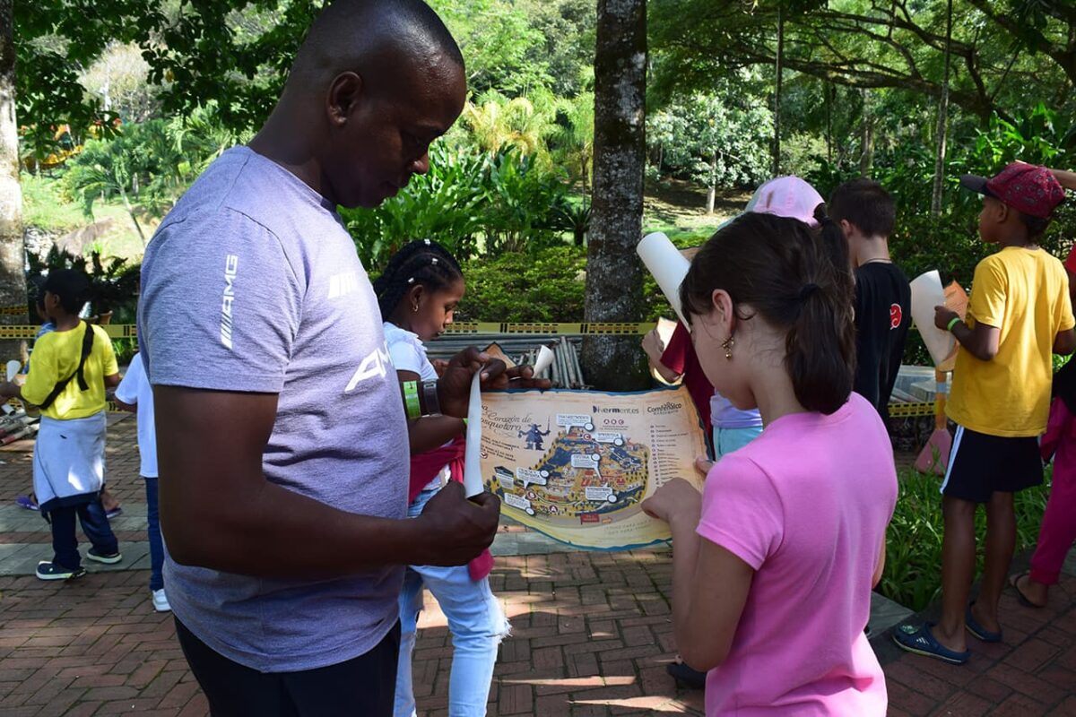 Durante la pasada semana de receso escolar, 240 niñas y niños antioqueños, acompañados de 40 profesores, aprovecharon las instalaciones de Los Tamarindos para seguir desarrollando destrezas en inteligencia emocional, corporal y creativa.
