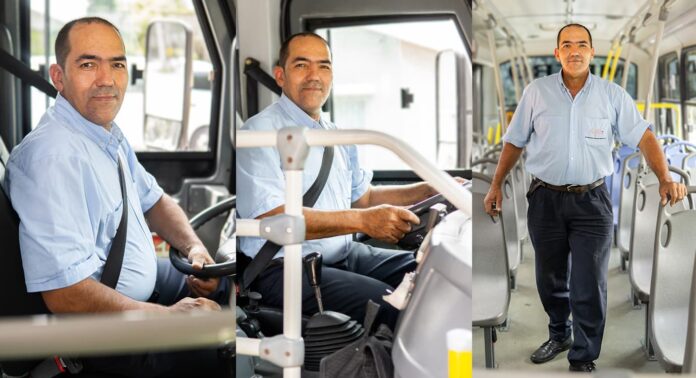 Nelson Tirado, chocoano, es el conductor más amable que los pasajeros encuentran en la estación Poblado del Metro. “Amo mi trabajo”, dice. Y se nota.