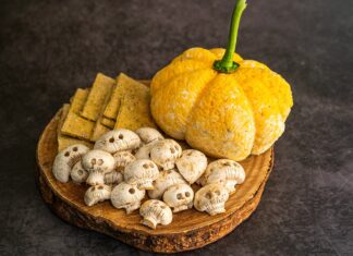 Recetas para Halloween Dip de queso y champiñones calavera