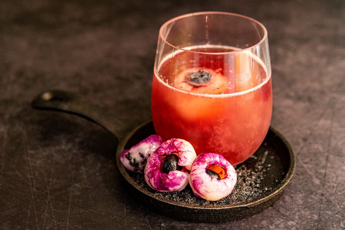 Recetas para Halloween Soda de uva con ojos de lychee y arándanos