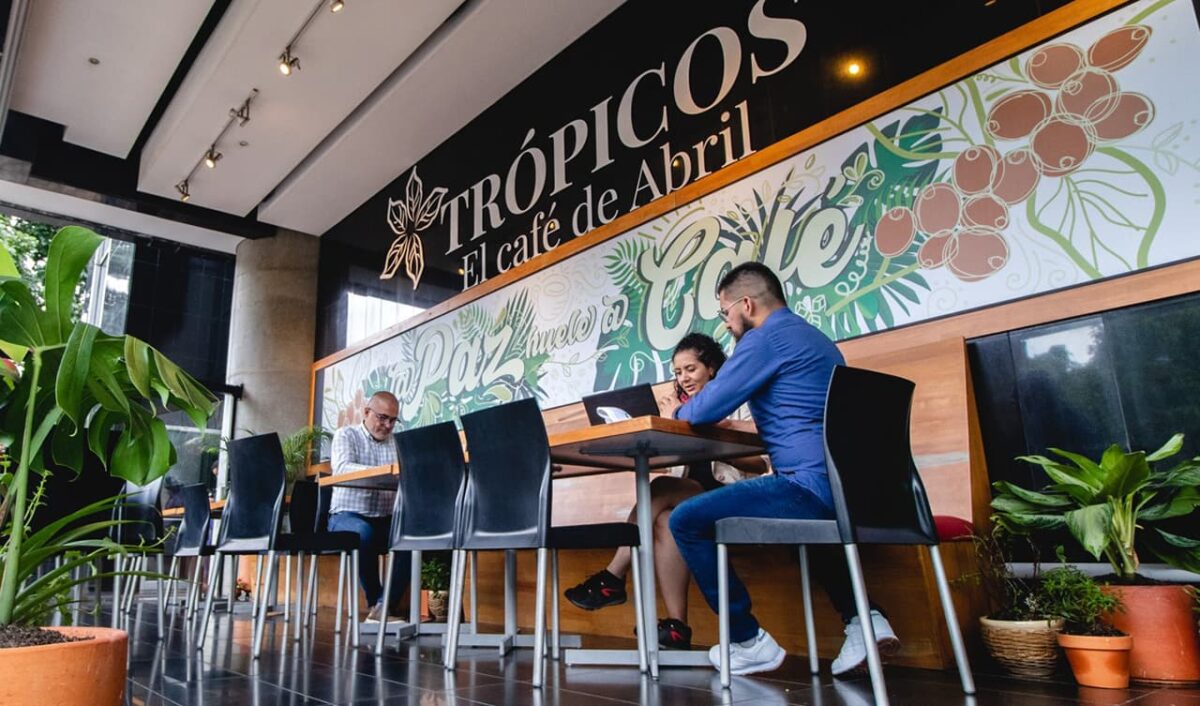 Un café con el sello de la paz cerca al Planetario de Medellín