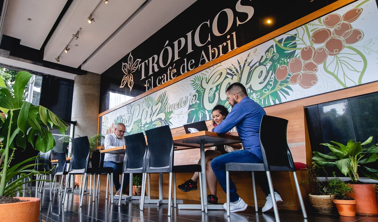 Un café con el sello de la paz cerca al Planetario de Medellín