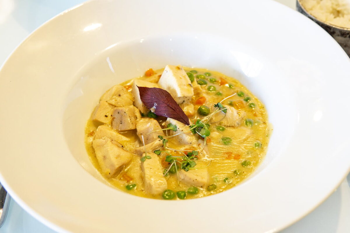 Sopa de cebada perlada, pie de vegetales, pie de pollo, ensalada del bosque, beef stroganoff, calderete de vegetales, fricasse de pollo y naranja del aquelarre son algunas de las preparaciones que encontrarán aquí los visitantes