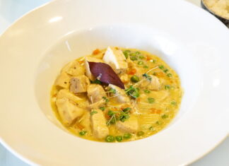 Sopa de cebada perlada, pie de vegetales, pie de pollo, ensalada del bosque, beef stroganoff, calderete de vegetales, fricasse de pollo y naranja del aquelarre son algunas de las preparaciones que encontrarán aquí los visitantes