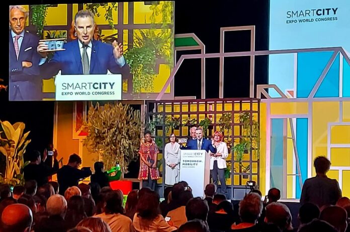 Gobernador de Antioquia recibe galardón en los World Smart City Awards